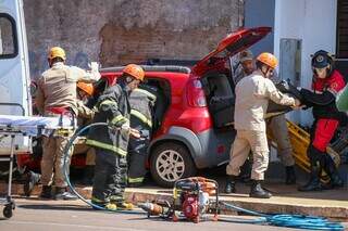 Motorista fica presa dentro de carro ap&oacute;s acidente em cruzamento