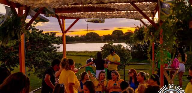 Bar com vibe praiana vira point de samba e forró na Lagoa Itatiaia 