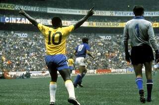 Pelé, de braços abertos, em campo com a camisa 10 do Brasil (Foto: CBF)