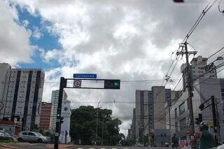 Céu com nuvens carregadas no centro de Campo Grande (Foto: Alex Machado) 