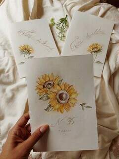 Para casamentos, ela cria cartões personalizados à mão.  (Foto: Arquivo pessoal)