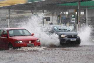 Nível da água tomou conta de trecho da Avenida Calógeras (Foto: Alex Machado)