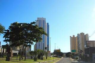 Amanhecer visto com céu azul de brigadeiro na região central de Campo Grande (Foto: Alex Machado) 