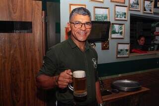 Ivan viveu último dia de gerente no Bar Mercearia na sexta (30). (Foto: Alex Machado)