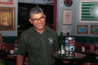 Gerente sempre foi visto sorridente no bar onde trabalhou por 17 anos. (Foto: Alex Machado)