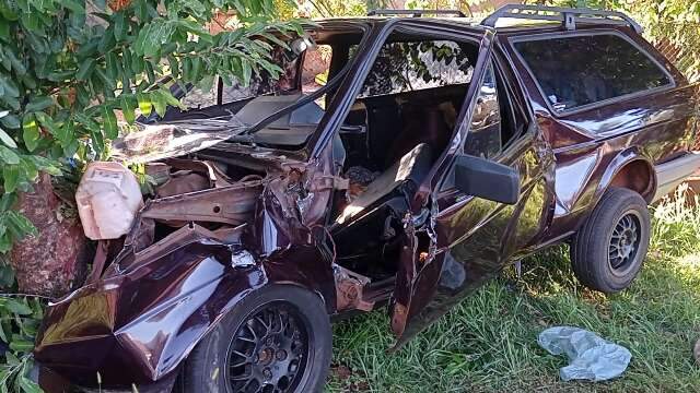  Duas pessoas ficam feridas ap&oacute;s carro colidir em &aacute;rvore 