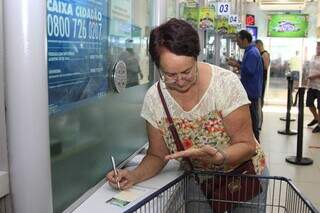 Zorodiana Souza anotou os números da sorte na mão para apostar. (Foto: Alex Machado)