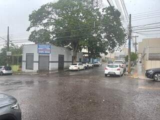 Chuva na Vila Glória, região central de Campo Grande (Foto: Direto das Ruas)