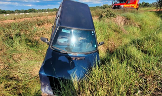   Pneu estoura e carro cai em valeta na rodovia MS-171 