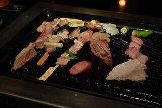 Em restaurante japon&ecirc;s, cliente faz seu churrasco na pr&oacute;pria mesa