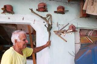 Gentil faz da casa uma obra de arte, pintando at&eacute; frutas no p&eacute;