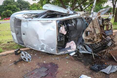Motorista fica em estado grave ap&oacute;s parar debaixo de carro em capotagem