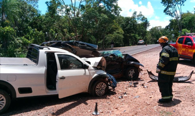 Adolescente morre e 5 pessoas ficam feridas em acidente entre 2 carros 