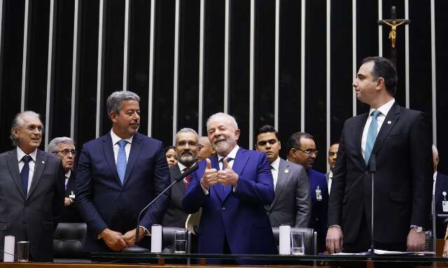 Lula toma posse no Congresso e diz que vai &ldquo;reconstruir&rdquo; Pa&iacute;s