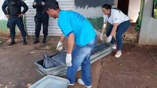 Homem &eacute; encontrado morto em casa invadida por usu&aacute;rios de drogas 
