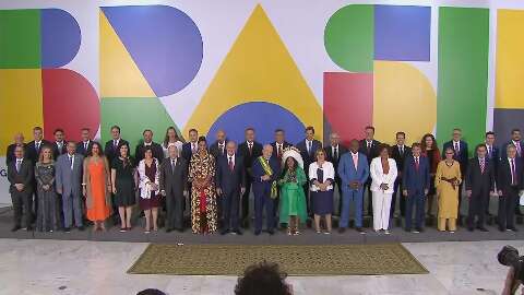 Logo ap&oacute;s tomar posse, Lula nomeia ministros, entre eles Simone Tebet