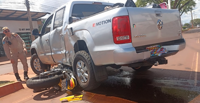 Motociclista morre e moto fica &quot;presa&quot; em caminhonete