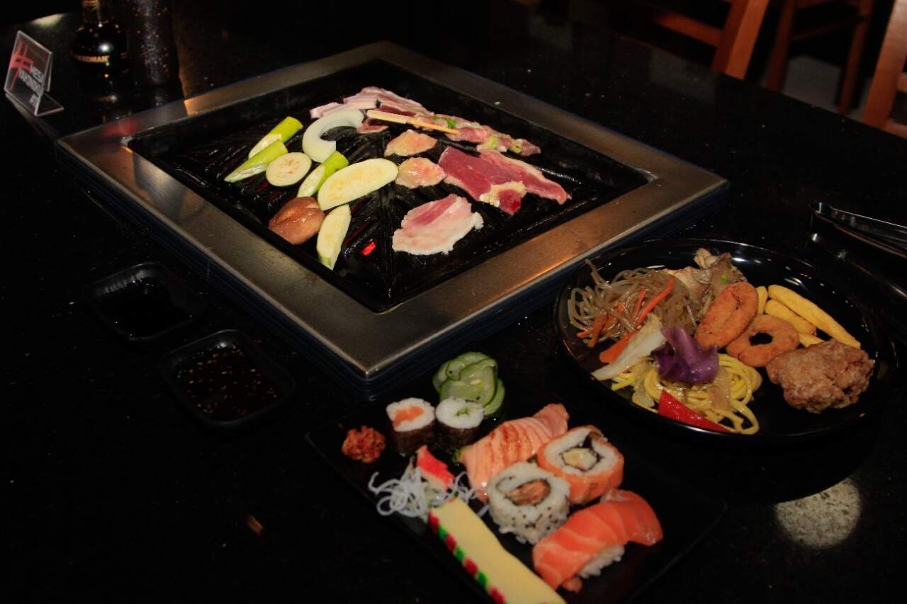 Em restaurante japonês, cliente faz seu churrasco na própria mesa Sabor Campo Grande News