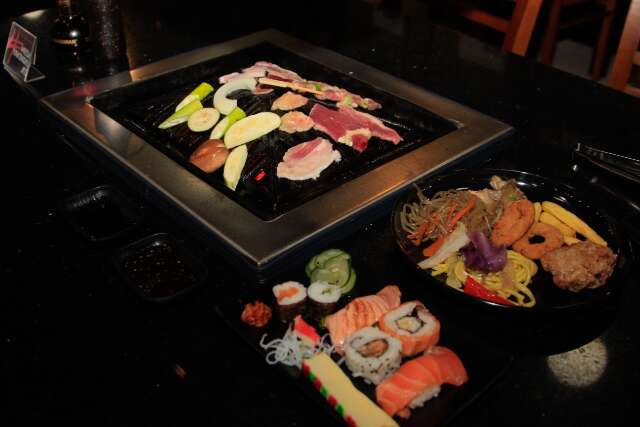 Em restaurante japonês, cliente faz seu churrasco na própria mesa