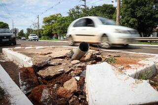 Pela segunda vez, ve&iacute;culo derruba radar em cruzamento movimentado 