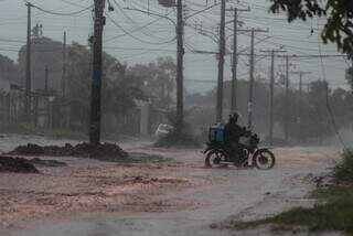 Chuva no Bairro Nova Lima, em Campo Grande (Foto: Marcos Maluf)