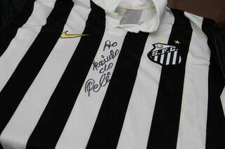 Camiseta de Xexinho, autografada por Pelé. (Foto: Alex Machado)