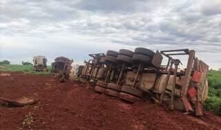 Carreta tomba e vai parar fora da pista (Foto: Divulgação/Vale do Ivinhema)