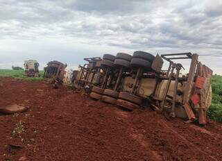 Carreta ficou tombada ao tentar desviar de motociclista após colisão. (Foto: Direto das Ruas)