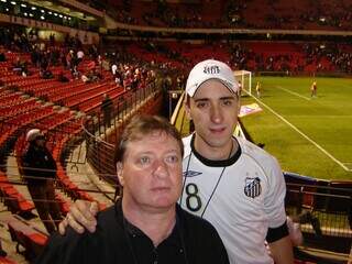 Albino, à esquerda, e Arrison, à direita, posam juntos para foto em estádio durante jogo do Santos. (Foto: Arquivo Pessoal)