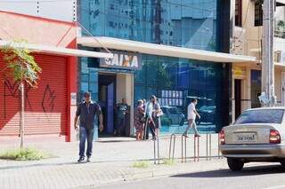 Movimentação de clientes em frente de agência da Caixa, em Campo Grande (Foto: Arquivo)