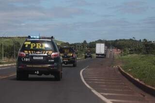 Viaturas da PRF (Polícia Rodoviária Federal) durante rondas na BR-060. (Foto: Marcos Maluf/Arquivo)