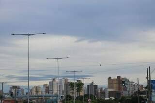 Céu da Capital com muitas nuvens nesta manhã em Campo Grande (Foto: Henrique Kawaminami)