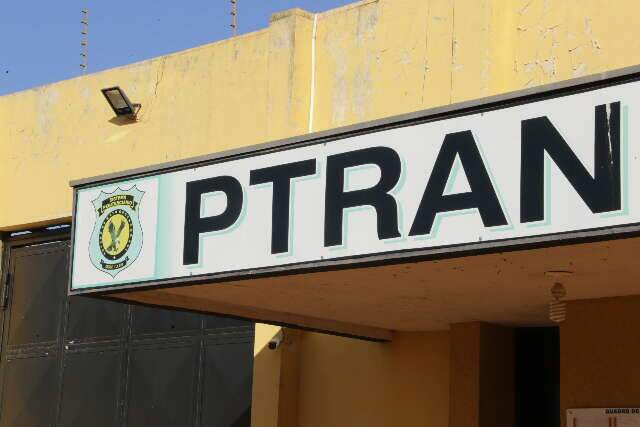 Flagrado por c&acirc;mera, homem &eacute; preso por jogar celulares para dentro de pres&iacute;dio 