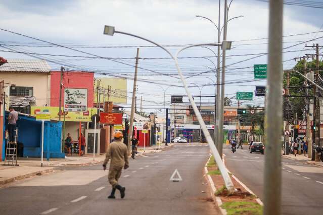 Poste fica &quot;pendurado&quot; na Avenida J&uacute;lio de Castilho ap&oacute;s colis&atilde;o