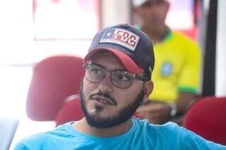 Lucas Carvalho de Lima, de 25 anos, à espera de atendimento na Funsat (Fundação Social do Trabalho), na Rua 14 de Julho, em Campo Grande (Foto: Marcos Maluf)