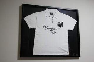 Camiseta autografada em moldura virou decoração da casa. (Foto: Alex Machado)