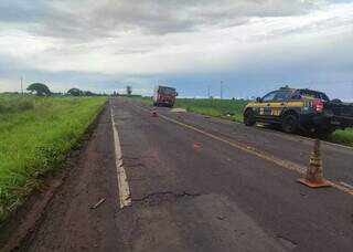 Local da colisão onde viaturas da PRF e do Corpo de Bombeiros fizeram atendimento e o corpo do motociclista. (Foto: Direto das Ruas)