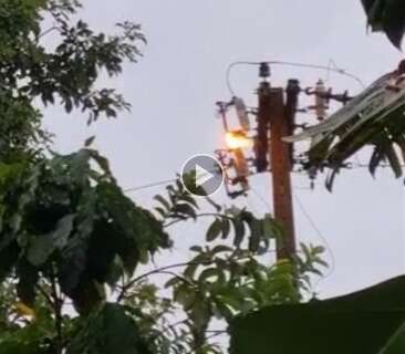Poste tem curto-circuito e deixa moradores sem luz no Nova Campo Grande