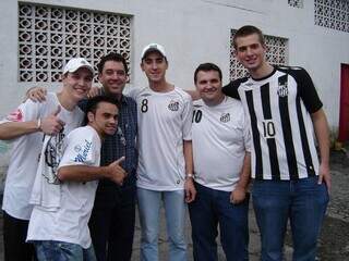 Harrison posa em foto com Marcelo Teixeira, ex-presidente do Santos, ao lado do irmão e de amigos, em 2006. (Foto: Arquivo Pessoal)