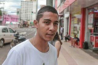Maicon Jordan Alves do Amaral, de 21 anos, na fila da Funtrab (Fundação do Trabalho de Mato Grosso do Sul), na Rua 13 de Maio, no Centro de Campo Grande (Foto: Marcos Maluf)