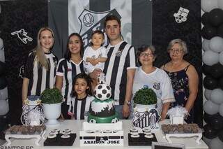 Família posa ao lado de aniversariante vestindo camisa do Santos. (Foto: Arquivo Pessoal)