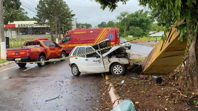 Empres&aacute;rio morre ao colidir carro em estrutura de concreto 