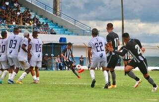 Atacante do Botafogo bate falta em jogo de estreia (Foto: Henrique Lima/ BFR)