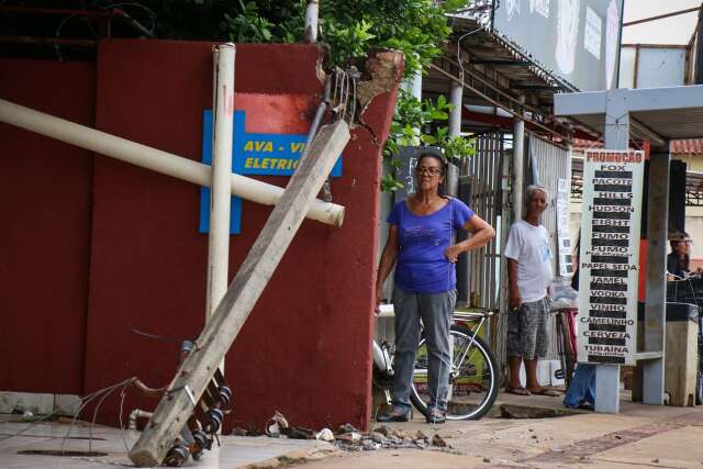 Pelo 2&ordm; dia, e no mesmo poste, caminh&atilde;o arrebenta fia&ccedil;&atilde;o