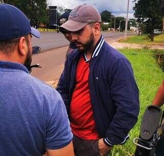 Luis Alderete (camiseta vermelha) cercado por agentes da Senad (Foto: Divulgação)