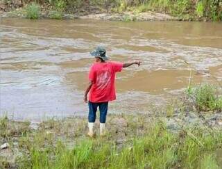 Testemunha que estava perto do rio mostra onde homem desapareceu. (Foto: Noticias do Cerrado) 