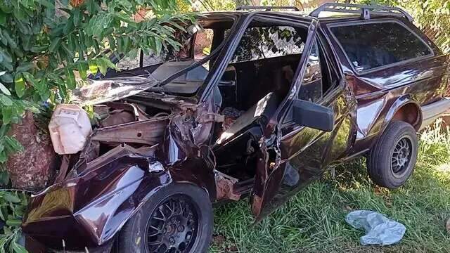 Motorista de 21 anos que bateu carro em &aacute;rvore morre ap&oacute;s 3 dias internado 