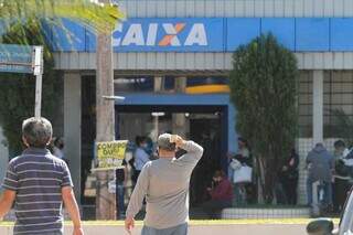 Movimentação em agência da Caixa de Campo Grande. (Foto: Marcos Maluf/Arquivo)