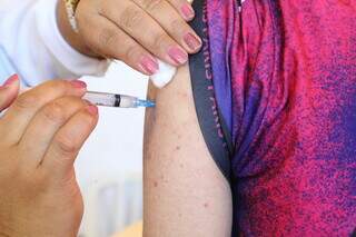Enfermeira imunizando uma pessoa durante campanha de vacinação contra covid-19. (Foto: Kísie Ainoã/Arquivo)