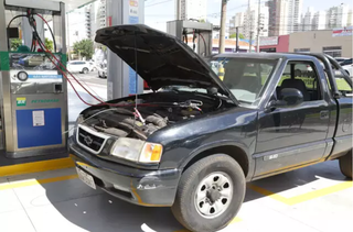 Veículo abastecendo com gás natural, em posto de combustíveis de Campo Grande (Foto: Kísie Ainoã/ Arquivo)